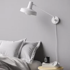 Grupa Arigato vägglampa kort, vit 32cm