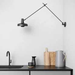 Grupa Arigato vägglampa lång, svart 110cm