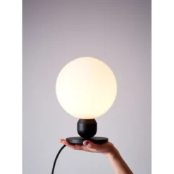 Herstal Atom bordslampa, svartstruktur
