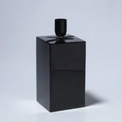 Nöjdh Design Bordlampa Glöd Svart Granit och munblåst glas