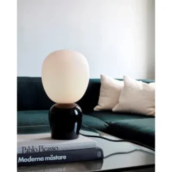 Belid Buddy bordslampa Glossy svart/opal glass