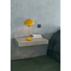 &tradition Flowerpot VP3 bordslampa, senapsgul 50cm