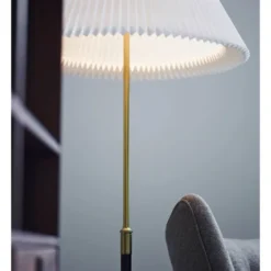 Le Klint 351 golvlampa, svart/mässing
