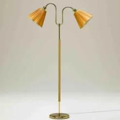 Armaturhantverk Gripsholm golvlampa, mässing/bok 145cm