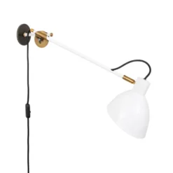 Konsthantverk KH#1 vägglampa med lång arm, vit/råmässing 55cm