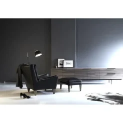 Örsjö Belysning Lean golvlampa, svartstruktur/råmässing 130cm