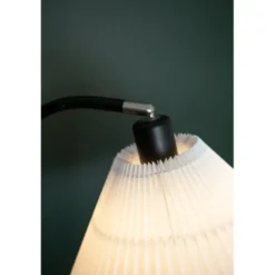 Halo Design Medina golvlampa, svart/vit