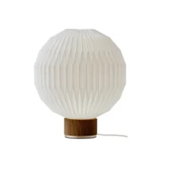 Le Klint Model 375 bordslampa medium, vit/rökt ek