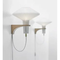 Le Klint Model 204 vägglampa, vit/ek