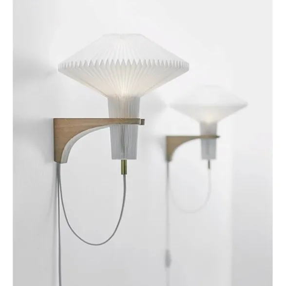 Le Klint Model 204 vägglampa, vit/ek