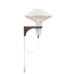 Le Klint Model 204 vägglampa, vit/rökt ek