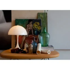 Louis Poulsen Panthella Bordslampa, Vit opal