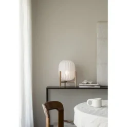 Watt & Veke Prisma bordslampa, ek/vit linne 42cm
