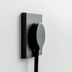 lampsladdar.se Svart väggkontakt, sidoingång, jordad