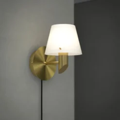 Herstal Vägglampa Gil satin brass/opal glas